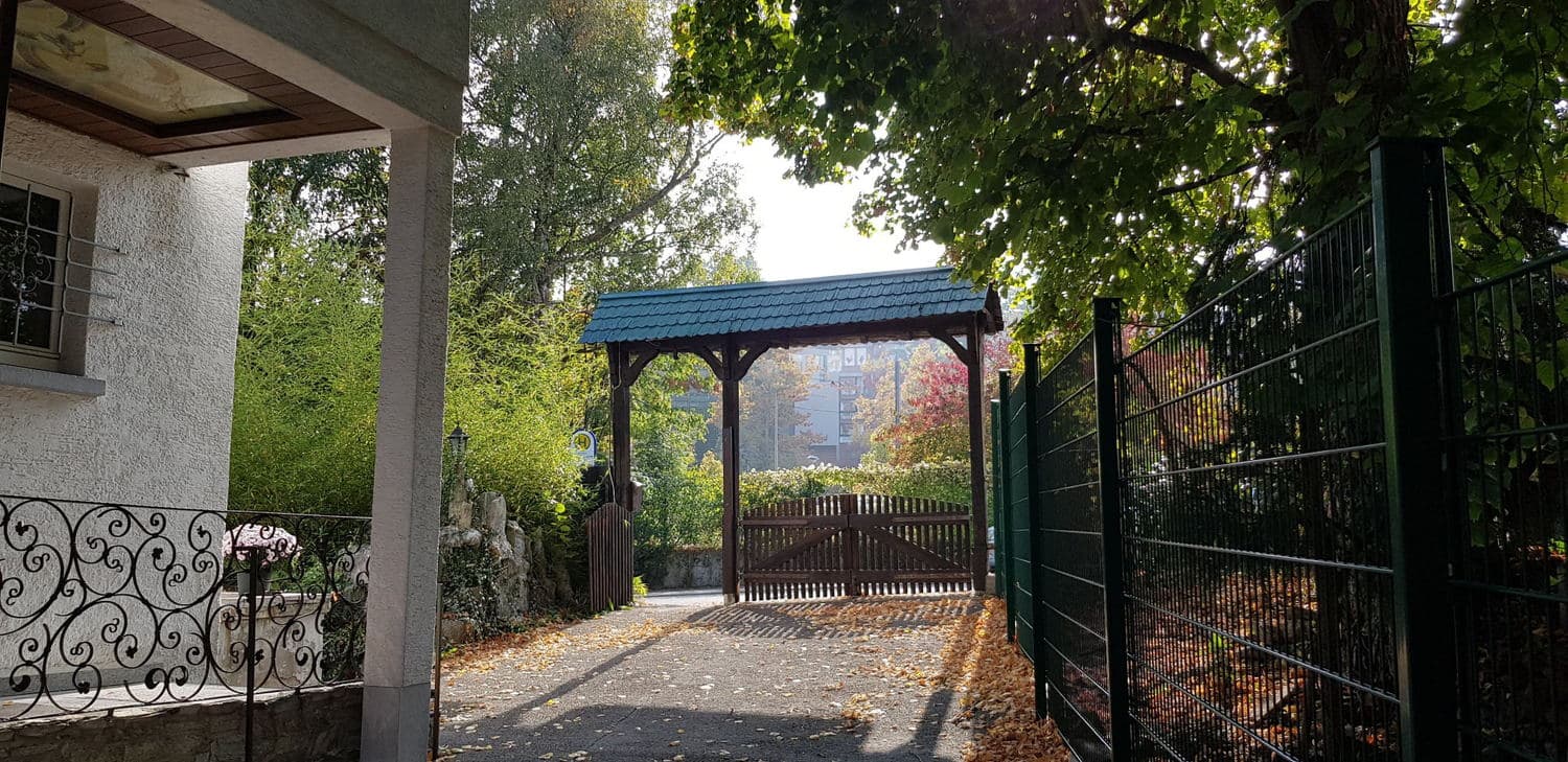 Eingangstor und Vorplatz des Hotel Kronberg im Herbst