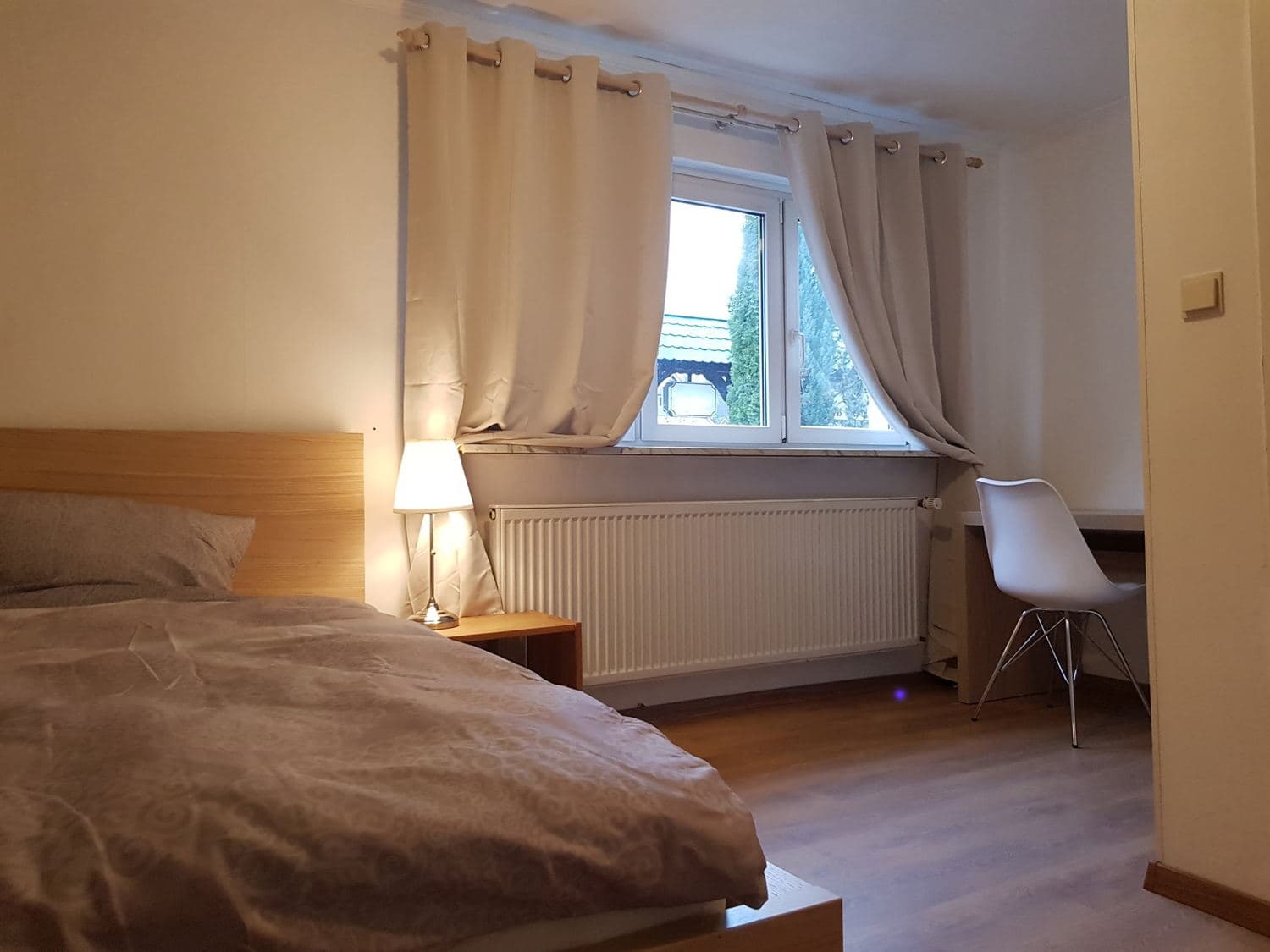 Gemütliches Gästezimmer im Hotel Kronberg mit Blick ins Grüne