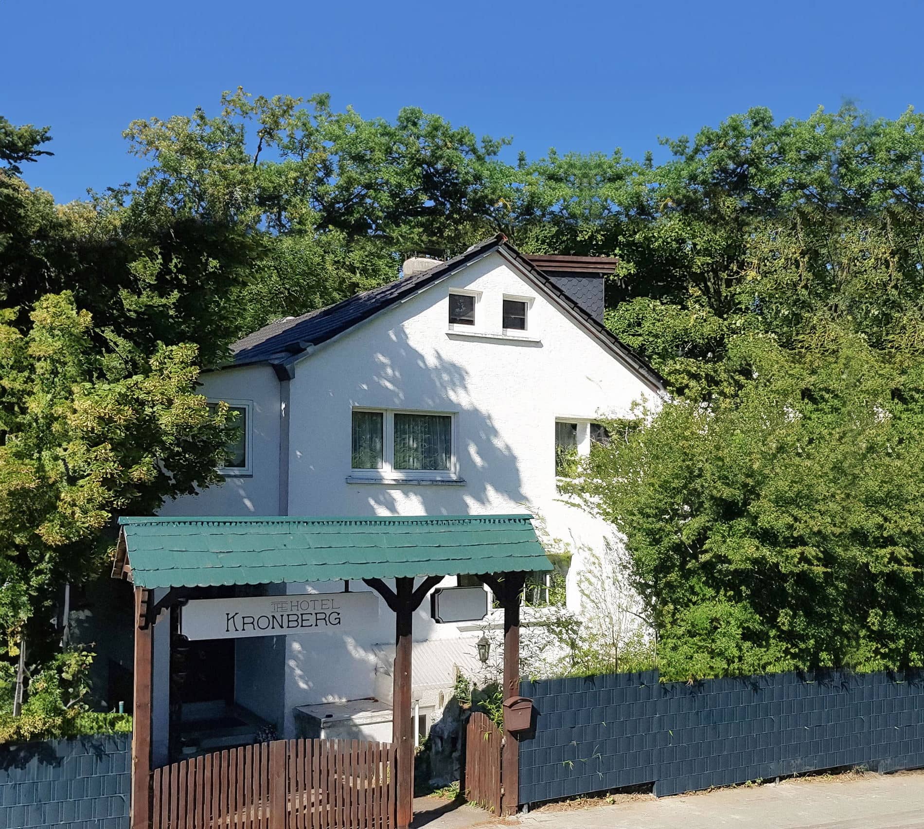 Hotel Kronberg im Taunus – Außenansicht mit überdachtem Eingang